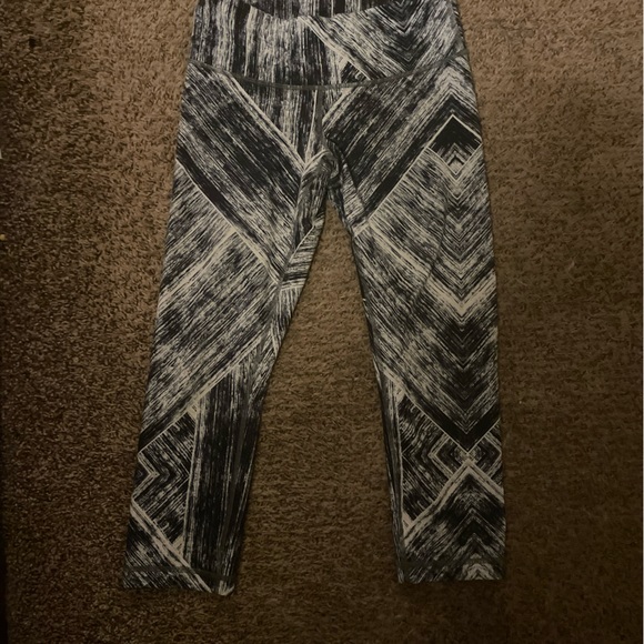 Lululemon crop leggings size 6 - Picture 2 of 4